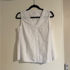 Time and Tru White V-Neck Sleeveless Blouse
